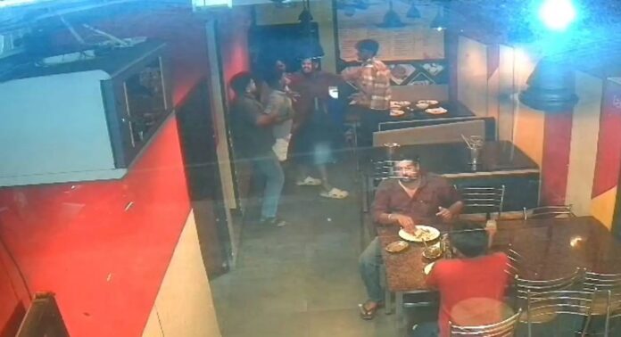ഹോട്ടലില് ബിയര് കഴിക്കാന് സമ്മതിക്കാത്തതിനെ തുടര്ന്ന് മെഡിക്കല് കോളജ് വിദ്യാര്ഥികളുടെ ആക്രമണം ഹോട്ടലില് ബിയര് കഴിക്കാന് സമ്മതിക്കാത്തതിനെ തുടര്ന്ന് മെഡിക്കല് കോളജ് വിദ്യാര്ഥികളുടെ ആക്രമണം