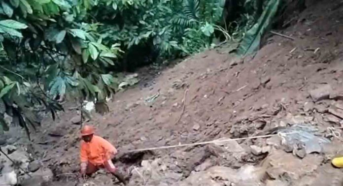ഇടുക്കി അടൂർമലയിൽ മണ്ണിടിച്ചിൽ ; വീട്ടിൽ കുടുങ്ങിക്കിടന്ന സ്ത്രീ മരിച്ചു ഇടുക്കി അടൂർമലയിൽ മണ്ണിടിച്ചിൽ ; വീട്ടിൽ കുടുങ്ങിക്കിടന്ന സ്ത്രീ മരിച്ചു