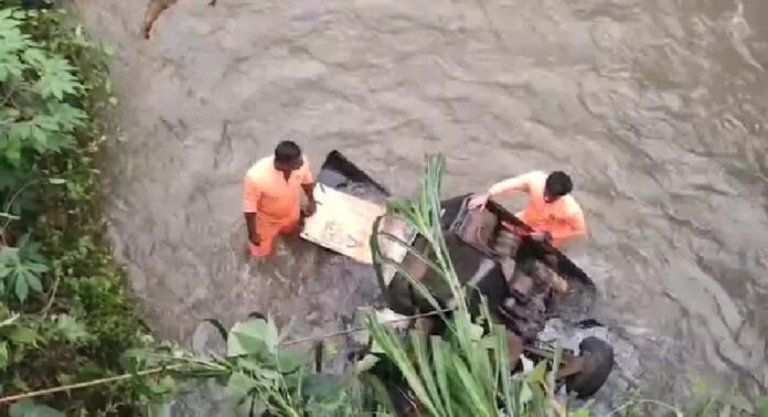ഇടുക്കിയിൽ ഓട്ടോറിക്ഷ തോട്ടിലേക്ക് മറിഞ്ഞ് ഒരാൾ മരിച്ചു ഇടുക്കിയിൽ ഓട്ടോറിക്ഷ തോട്ടിലേക്ക് മറിഞ്ഞ് ഒരാൾ മരിച്ചു