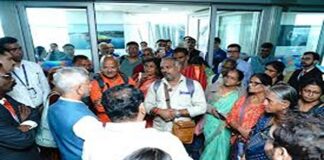 നേപ്പാളിലുണ്ടായ മിന്നൽ പ്രളയത്തിൽപ്പെട്ട് രക്ഷപെടുത്തിയ തമിഴ്നാട്ടിൽ നിന്നുള്ള 21 തീർഥാടകരുടെ സംഘത്തെ സ്വീകരിച്ച് വിദേശകാര്യമന്ത്രി എസ് ജയശങ്കർ