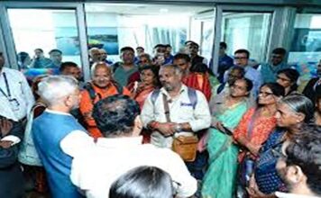 നേപ്പാളിലുണ്ടായ മിന്നൽ പ്രളയത്തിൽപ്പെട്ട് രക്ഷപെടുത്തിയ തമിഴ്നാട്ടിൽ നിന്നുള്ള 21 തീർഥാടകരുടെ സംഘത്തെ സ്വീകരിച്ച് വിദേശകാര്യമന്ത്രി എസ് ജയശങ്കർ