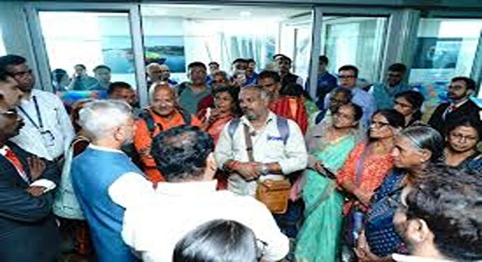 നേപ്പാളിലുണ്ടായ മിന്നൽ പ്രളയത്തിൽപ്പെട്ട് രക്ഷപെടുത്തിയ തമിഴ്നാട്ടിൽ നിന്നുള്ള 21 തീർഥാടകരുടെ സംഘത്തെ സ്വീകരിച്ച് വിദേശകാര്യമന്ത്രി എസ് ജയശങ്കർ നേപ്പാളിലുണ്ടായ മിന്നൽ പ്രളയത്തിൽപ്പെട്ട് രക്ഷപെടുത്തിയ തമിഴ്നാട്ടിൽ നിന്നുള്ള 21 തീർഥാടകരുടെ സംഘത്തെ സ്വീകരിച്ച് വിദേശകാര്യമന്ത്രി എസ് ജയശങ്കർ