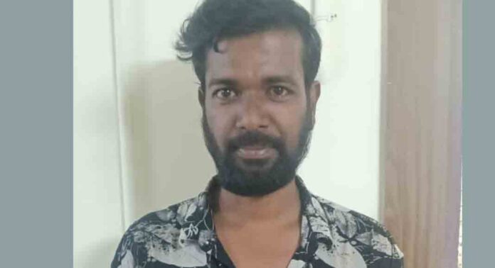 ഭഗവതി ക്ഷേത്രത്തിലെ ശ്രീകോവിലിൽ നിന്ന് നാല് ഗ്രാം തൂക്കം വരുന്ന പതക്കം മോഷ്ടിച്ചു ; മുൻ ശാന്തിക്കാരൻ പിടിയില് ഭഗവതി ക്ഷേത്രത്തിലെ ശ്രീകോവിലിൽ നിന്ന് നാല് ഗ്രാം തൂക്കം വരുന്ന പതക്കം മോഷ്ടിച്ചു ; മുൻ ശാന്തിക്കാരൻ പിടിയില്