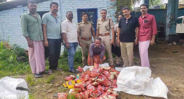 റാന്നിയിൽ 100 കിലോ നിരോധിത പുകയില ഉല്പന്നങ്ങളും വിദേശമദ്യവുമായി ഒരാൾ പിടിയിൽ റാന്നിയിൽ 100 കിലോ നിരോധിത പുകയില ഉല്പന്നങ്ങളും വിദേശമദ്യവുമായി ഒരാൾ പിടിയിൽ