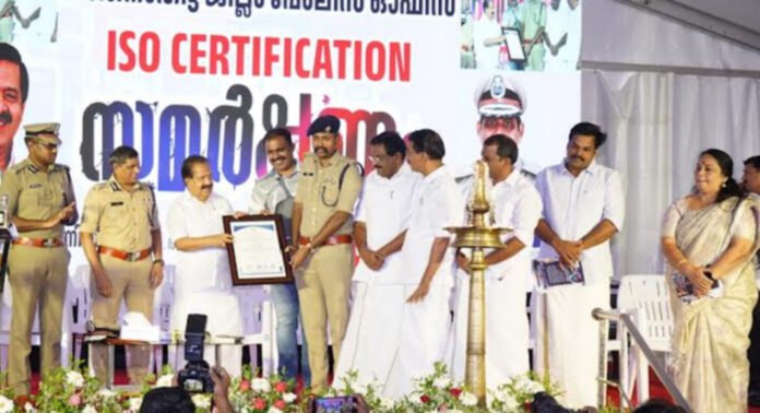 സംസ്ഥാനത്തെ ആദ്യത്തെ ഐ.എസ്.ഒ സര്ട്ടിഫൈഡ് ജില്ല പോലീസ് ഓഫീസ് പത്തനംതിട്ടയില് : മന്ത്രി രമേശ് ചെന്നിത്തല സര്ട്ടിഫിക്കറ്റ് കൈമാറി സംസ്ഥാനത്തെ ആദ്യത്തെ ഐ.എസ്.ഒ സര്ട്ടിഫൈഡ് ജില്ല പോലീസ് ഓഫീസ് പത്തനംതിട്ടയില് : മന്ത്രി രമേശ് ചെന്നിത്തല സര്ട്ടിഫിക്കറ്റ് കൈമാറി