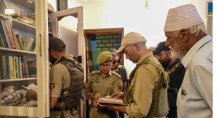 ജമ്മു കശ്മീരിൽ ജമാഅത്തെ ഇസ്ലാമി കേന്ദ്രങ്ങളിൽ റെയ്ഡ് ; 27 ഇടങ്ങളിൽ പരിശോധന ജമ്മു കശ്മീരിൽ ജമാഅത്തെ ഇസ്ലാമി കേന്ദ്രങ്ങളിൽ റെയ്ഡ് ; 27 ഇടങ്ങളിൽ പരിശോധന