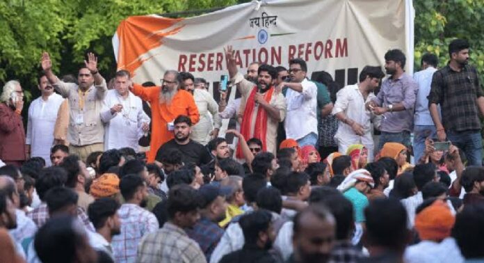 ജന്തർമന്തറിൽ ജാതി അധിഷ്ഠിത സംവരണത്തിനെതിരെ പ്രതിഷേധം ജന്തർമന്തറിൽ ജാതി അധിഷ്ഠിത സംവരണത്തിനെതിരെ പ്രതിഷേധം