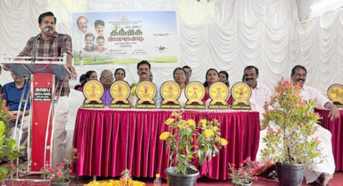 കലഞ്ഞൂര് പഞ്ചായത്തില് കര്ഷക ദിനാചരണം നടന്നു കലഞ്ഞൂര് പഞ്ചായത്തില് കര്ഷക ദിനാചരണം നടന്നു