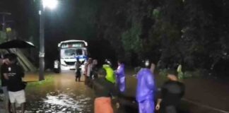 കണ്ണൂരിൽ യാത്രാബസ് വെള്ളത്തിൽ കുടുങ്ങി ; യാത്രക്കാരെ രക്ഷപ്പെടുത്തി