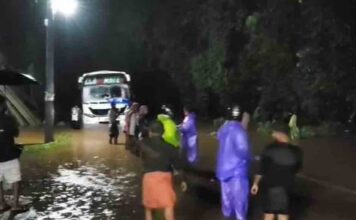 കണ്ണൂരിൽ യാത്രാബസ് വെള്ളത്തിൽ കുടുങ്ങി ; യാത്രക്കാരെ രക്ഷപ്പെടുത്തി