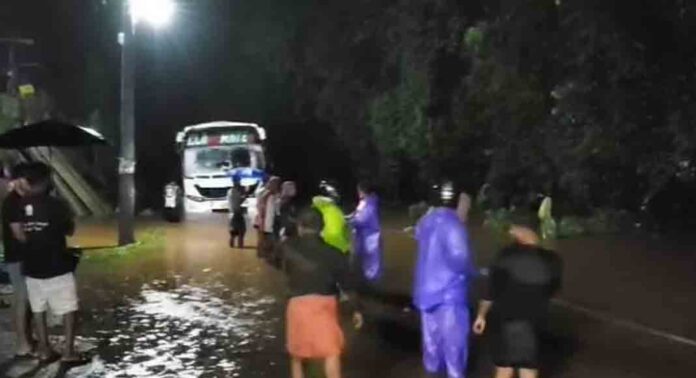 കണ്ണൂരിൽ യാത്രാബസ് വെള്ളത്തിൽ കുടുങ്ങി ; യാത്രക്കാരെ രക്ഷപ്പെടുത്തി കണ്ണൂരിൽ യാത്രാബസ് വെള്ളത്തിൽ കുടുങ്ങി ; യാത്രക്കാരെ രക്ഷപ്പെടുത്തി