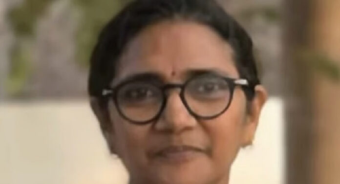 പഞ്ചായത്ത് യോഗത്തിനെത്തിയ ഹെല്ത്ത് ഇന്സ്പെക്ടര് കുഴഞ്ഞുവീണു മരിച്ചു പഞ്ചായത്ത് യോഗത്തിനെത്തിയ ഹെല്ത്ത് ഇന്സ്പെക്ടര് കുഴഞ്ഞുവീണു മരിച്ചു