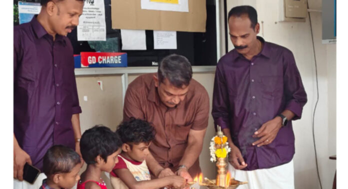 മൂഴിയാര് പോലീസ് സ്റ്റേഷനിലെ ഓണാഘോഷത്തില് വിശിഷ്ടാതിഥികളായത് കൊച്ചാണ്ടി ഉന്നതി നിവാസികള് മൂഴിയാര് പോലീസ് സ്റ്റേഷനിലെ ഓണാഘോഷത്തില് വിശിഷ്ടാതിഥികളായത് കൊച്ചാണ്ടി ഉന്നതി നിവാസികള്