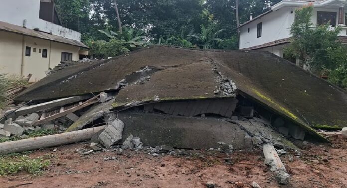 കൂറ്റനാട് നിർമാണത്തിലിരുന്ന വീട് തകർന്നുവീണു കൂറ്റനാട് നിർമാണത്തിലിരുന്ന വീട് തകർന്നുവീണു