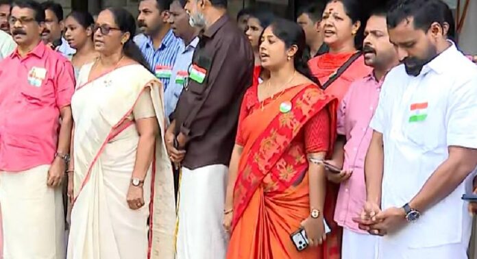 കോഴിക്കോട് കോര്പ്പറേഷനില് സ്വാതന്ത്ര്യദിനാഘോഷത്തിനിടെ ദേശീയ ഗാനവും വന്ദേമാതരവും ഒരേസമയം ആലപിച്ച് അംഗങ്ങൾ കോഴിക്കോട് കോര്പ്പറേഷനില് സ്വാതന്ത്ര്യദിനാഘോഷത്തിനിടെ ദേശീയ ഗാനവും വന്ദേമാതരവും ഒരേസമയം ആലപിച്ച് അംഗങ്ങൾ