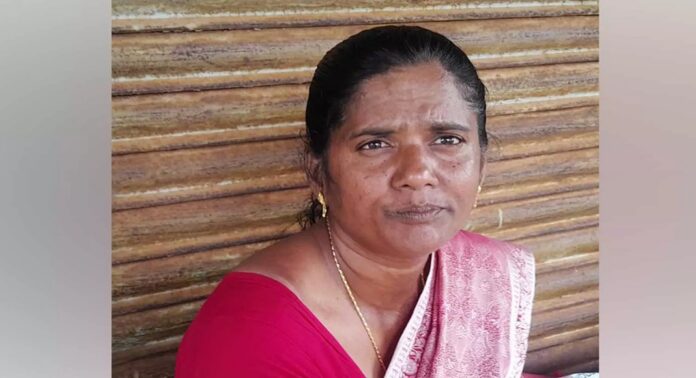 ചില്ലറയില്ലെന്ന് കാണിച്ച് തോട്ടം തൊഴിലാളിയായ സ്ത്രീയെ കെഎസ്ആർടിസി ബസിൽ നിന്ന് വഴിയിൽ ഇറക്കിവിട്ടതായി പരാതി ചില്ലറയില്ലെന്ന് കാണിച്ച് തോട്ടം തൊഴിലാളിയായ സ്ത്രീയെ കെഎസ്ആർടിസി ബസിൽ നിന്ന് വഴിയിൽ ഇറക്കിവിട്ടതായി പരാതി