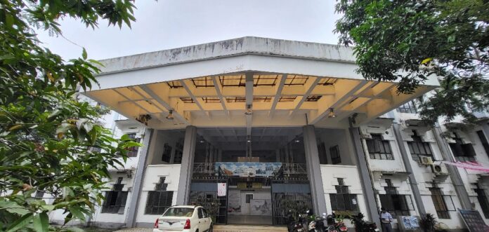 ആശങ്കയ്ക്ക് വിരാമം; കെ.ടി.യുവിൽ അഞ്ചാം സെമസ്റ്ററിലെ ഇയർ ബാക്ക് സിസ്റ്റം താത്കാലികമായി ഒഴിവാക്കി ആശങ്കയ്ക്ക് വിരാമം; കെ.ടി.യുവിൽ അഞ്ചാം സെമസ്റ്ററിലെ ഇയർ ബാക്ക് സിസ്റ്റം താത്കാലികമായി ഒഴിവാക്കി