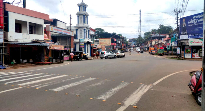 കുമ്പഴയിലെ ട്രാഫിക് സിഗ്നല് ലൈറ്റുകള് റോഡിന്റെ മധ്യഭാഗത്ത് സ്ഥാപിക്കുവാന് അനുവദിക്കില്ല : കുമ്പഴ വികസന സമിതി കുമ്പഴയിലെ ട്രാഫിക് സിഗ്നല് ലൈറ്റുകള് റോഡിന്റെ മധ്യഭാഗത്ത് സ്ഥാപിക്കുവാന് അനുവദിക്കില്ല : കുമ്പഴ വികസന സമിതി
