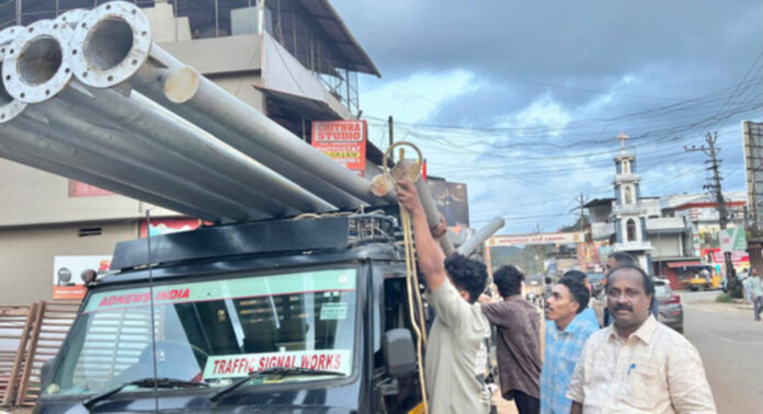 കുമ്പഴയില് ട്രാഫിക് സിഗ്നല് സ്ഥാപിക്കുന്ന ജോലികള് സെപ്റ്റംബര് ഒന്നിന് ആരംഭിക്കും : നിര്മ്മാണ സാമഗ്രികള് എത്തിച്ചു കുമ്പഴയില് ട്രാഫിക് സിഗ്നല് സ്ഥാപിക്കുന്ന ജോലികള് സെപ്റ്റംബര് ഒന്നിന് ആരംഭിക്കും : നിര്മ്മാണ സാമഗ്രികള് എത്തിച്ചു