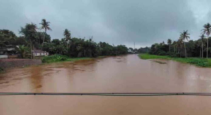 അപ്പർ കുട്ടനാട്ടിൽ മഴക്കെടുതി രൂക്ഷം ; മാന്നാറിന്റെ പടിഞ്ഞാറൻ മേഖല വെള്ളപ്പൊക്ക ഭീഷണിയിൽ അപ്പർ കുട്ടനാട്ടിൽ മഴക്കെടുതി രൂക്ഷം ; മാന്നാറിന്റെ പടിഞ്ഞാറൻ മേഖല വെള്ളപ്പൊക്ക ഭീഷണിയിൽ