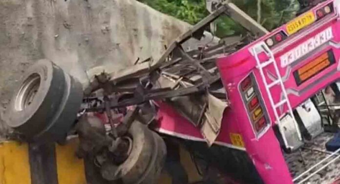 കുറ്റിപ്പുറം ബസ് അപകടം : അമിതവേഗമാണ് അപകടകാരണമെന്ന് എംവിഡി റിപ്പോർട്ട് കുറ്റിപ്പുറം ബസ് അപകടം : അമിതവേഗമാണ് അപകടകാരണമെന്ന് എംവിഡി റിപ്പോർട്ട്