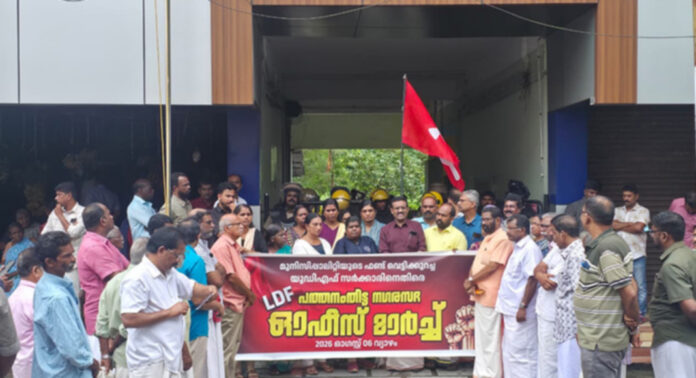 പത്തനംതിട്ട നഗരസഭ ഓഫീസിലേക്ക് എല്.ഡി.എഫ് മാര്ച്ച് നടത്തി പത്തനംതിട്ട നഗരസഭ ഓഫീസിലേക്ക് എല്.ഡി.എഫ് മാര്ച്ച് നടത്തി
