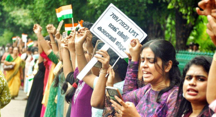 സമരം ശക്തമാക്കാൻ എൽ പി എസ് ടി റാങ്ക് ഹോൾഡേഴ്സ് അസോസിയേഷൻ ; സെക്രട്ടറിയേറ്റിനു മുന്നിൽ കൂട്ട നിരാഹാരം ഇരിക്കും സമരം ശക്തമാക്കാൻ എൽ പി എസ് ടി റാങ്ക് ഹോൾഡേഴ്സ് അസോസിയേഷൻ ; സെക്രട്ടറിയേറ്റിനു മുന്നിൽ കൂട്ട നിരാഹാരം ഇരിക്കും