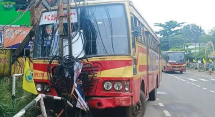 അടൂര് എം.സി റോഡില് അപകടങ്ങള് വര്ധിക്കുന്നു : സുരക്ഷ കാര്യക്ഷമമല്ലെന്ന് യാത്രക്കാര് അടൂര് എം.സി റോഡില് അപകടങ്ങള് വര്ധിക്കുന്നു : സുരക്ഷ കാര്യക്ഷമമല്ലെന്ന് യാത്രക്കാര്
