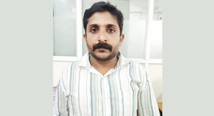 മുഖ്യമന്ത്രിയുടെ ഹെലികോപ്റ്റർ യാത്രയെ അധിക്ഷേപിച്ച് പോസ്റ്റിട്ടു ; യുവാവ് അറസ്റ്റിൽ മുഖ്യമന്ത്രിയുടെ ഹെലികോപ്റ്റർ യാത്രയെ അധിക്ഷേപിച്ച് പോസ്റ്റിട്ടു ; യുവാവ് അറസ്റ്റിൽ