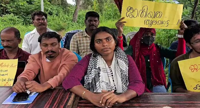 തിരൂർ മലയാളം സർവകലാശാലയ്ക്ക് മുൻപിൽ സമരവുമായി ഗവേഷകവിദ്യാർഥിനി തിരൂർ മലയാളം സർവകലാശാലയ്ക്ക് മുൻപിൽ സമരവുമായി ഗവേഷകവിദ്യാർഥിനി