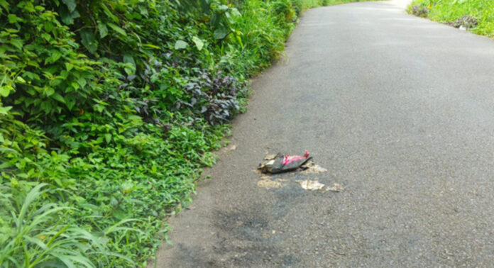 മന്ദമരുതി – വെച്ചൂച്ചിറ റോഡിൽ മാലിന്യം തള്ളുന്നു മന്ദമരുതി – വെച്ചൂച്ചിറ റോഡിൽ മാലിന്യം തള്ളുന്നു
