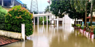 അച്ചന്കോവിലാറില് ജലനിരപ്പ് വീണ്ടും ഉയരുന്നു : പത്തനംതിട്ട മേരിമാതാ പള്ളിയുടെ പാര്ക്കിംഗ് ഗ്രൌണ്ട് പൂര്ണ്ണമായി വെള്ളത്തിലായി