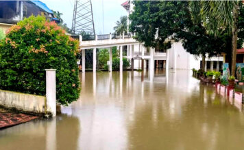 അച്ചന്കോവിലാറില് ജലനിരപ്പ് വീണ്ടും ഉയരുന്നു : പത്തനംതിട്ട മേരിമാതാ പള്ളിയുടെ പാര്ക്കിംഗ് ഗ്രൌണ്ട് പൂര്ണ്ണമായി വെള്ളത്തിലായി