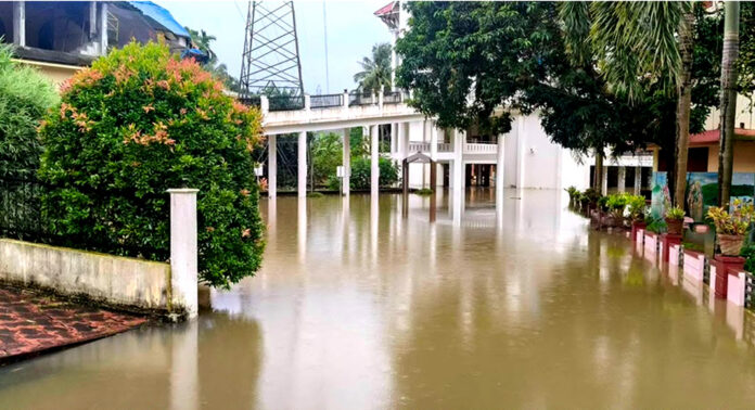 അച്ചന്കോവിലാറില് ജലനിരപ്പ് വീണ്ടും ഉയരുന്നു : പത്തനംതിട്ട മേരിമാതാ പള്ളിയുടെ പാര്ക്കിംഗ് ഗ്രൌണ്ട് പൂര്ണ്ണമായി വെള്ളത്തിലായി അച്ചന്കോവിലാറില് ജലനിരപ്പ് വീണ്ടും ഉയരുന്നു : പത്തനംതിട്ട മേരിമാതാ പള്ളിയുടെ പാര്ക്കിംഗ് ഗ്രൌണ്ട് പൂര്ണ്ണമായി വെള്ളത്തിലായി