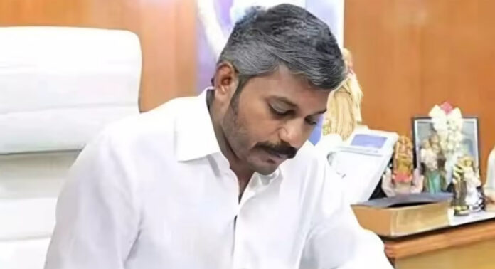 ബജറ്റ് പ്രസംഗത്തിനിടെ ഇംഗ്ലീഷ് വാക്കുകളും വ്യാകരണപ്പിഴവുകളും ; തമിഴ്നാട്ടിൽ ധനമന്ത്രിക്കെതിരെ പ്രതിഷേധം ബജറ്റ് പ്രസംഗത്തിനിടെ ഇംഗ്ലീഷ് വാക്കുകളും വ്യാകരണപ്പിഴവുകളും ; തമിഴ്നാട്ടിൽ ധനമന്ത്രിക്കെതിരെ പ്രതിഷേധം