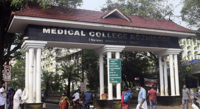 കോഴിക്കോട് മെഡിക്കല് കോളേജില് പ്രസവ ശസ്ത്രക്രിയയ്ക്കിടെ ചികിത്സാ പിഴവെന്ന് പരാതി, ഡോക്ടർക്കെതിരെ കേസ് കോഴിക്കോട് മെഡിക്കല് കോളേജില് പ്രസവ ശസ്ത്രക്രിയയ്ക്കിടെ ചികിത്സാ പിഴവെന്ന് പരാതി, ഡോക്ടർക്കെതിരെ കേസ്