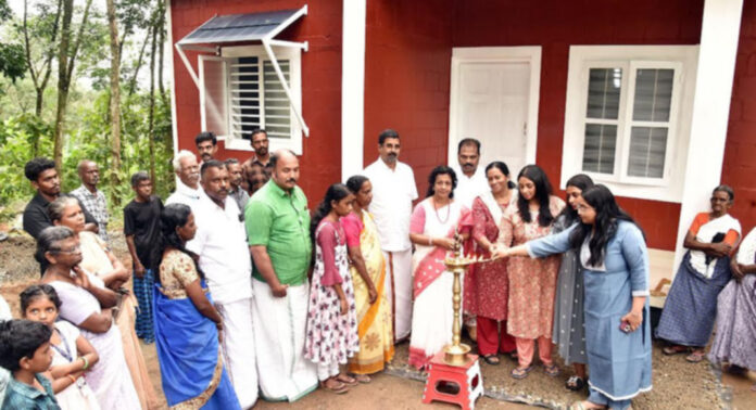 ഡോ.എം.എസ് സുനിലിന്റെ 383 -ാമത് സ്നേഹഭവനം സൂസന്നക്കും മകൾ അധീനയ്ക്കും കൈമാറി ഡോ.എം.എസ് സുനിലിന്റെ 383 -ാമത് സ്നേഹഭവനം സൂസന്നക്കും മകൾ അധീനയ്ക്കും കൈമാറി