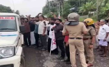 മുക്കാളിയിൽ മണ്ണിടിച്ചിൽ : ദേശീയപാത ഉപരോധിച്ച് ഡിവൈഎഫ്ഐ ; ഗതാഗതം സ്തംഭിച്ചു