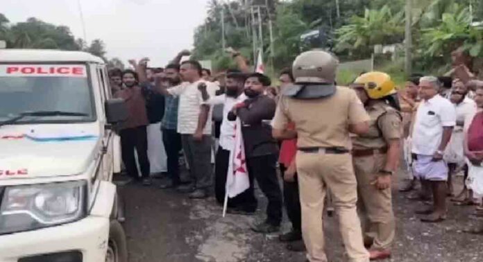 മുക്കാളിയിൽ മണ്ണിടിച്ചിൽ : ദേശീയപാത ഉപരോധിച്ച് ഡിവൈഎഫ്ഐ ; ഗതാഗതം സ്തംഭിച്ചു മുക്കാളിയിൽ മണ്ണിടിച്ചിൽ : ദേശീയപാത ഉപരോധിച്ച് ഡിവൈഎഫ്ഐ ; ഗതാഗതം സ്തംഭിച്ചു