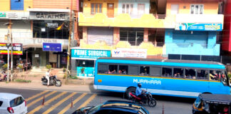 കുമ്പഴയിലെ ബസ്സ് സ്റ്റോപ്പുകള് ജംഗ്ഷനിലേക്ക് മാറ്റി സ്ഥാപിച്ചു – ഗതാഗതം കൂടുതല് രൂക്ഷമാക്കി : തലതിരിഞ്ഞ പരിഷ്ക്കാരവുമായി മോട്ടോര് വാഹന വകുപ്പ്