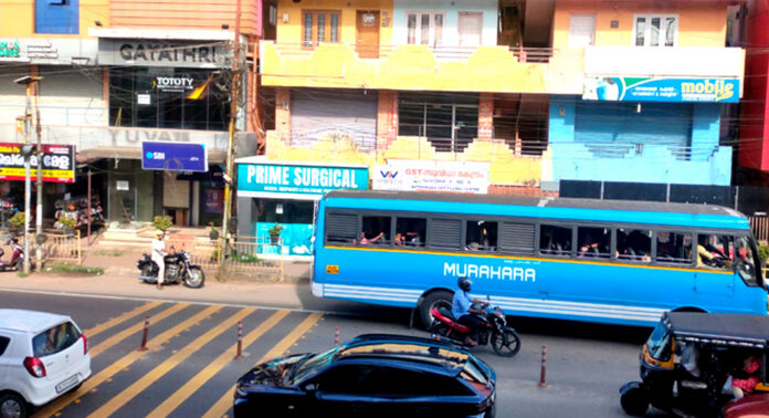 കുമ്പഴയിലെ ബസ്സ് സ്റ്റോപ്പുകള് ജംഗ്ഷനിലേക്ക് മാറ്റി സ്ഥാപിച്ചു – ഗതാഗതം കൂടുതല് രൂക്ഷമാക്കി : തലതിരിഞ്ഞ പരിഷ്ക്കാരവുമായി മോട്ടോര് വാഹന വകുപ്പ് കുമ്പഴയിലെ ബസ്സ് സ്റ്റോപ്പുകള് ജംഗ്ഷനിലേക്ക് മാറ്റി സ്ഥാപിച്ചു – ഗതാഗതം കൂടുതല് രൂക്ഷമാക്കി : തലതിരിഞ്ഞ പരിഷ്ക്കാരവുമായി മോട്ടോര് വാഹന വകുപ്പ്