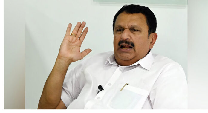ഇ ഡി കേസ് പ്രതികളുടെ റീല്സ് ചിത്രീകരണം : ‘പ്രതികള് ഭരണം മാറിയത് അറിഞ്ഞിട്ടില്ല’ ; കെ മുരളീധരന് ഇ ഡി കേസ് പ്രതികളുടെ റീല്സ് ചിത്രീകരണം : ‘പ്രതികള് ഭരണം മാറിയത് അറിഞ്ഞിട്ടില്ല’ ; കെ മുരളീധരന്