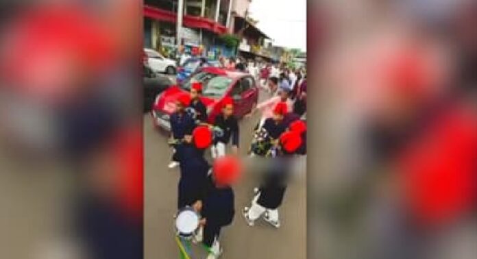 നബിദിന റാലിക്കിടയിലേക്ക് കാർ ഓടിച്ചു കയറ്റിയുണ്ടായ അപകടത്തിൽ മൂന്നു കുട്ടികൾക്ക് പരിക്ക് ; പത്തനംതിട്ട സ്വദേശികളായ മൂന്ന് പേർ അറസ്റ്റിൽ നബിദിന റാലിക്കിടയിലേക്ക് കാർ ഓടിച്ചു കയറ്റിയുണ്ടായ അപകടത്തിൽ മൂന്നു കുട്ടികൾക്ക് പരിക്ക് ; പത്തനംതിട്ട സ്വദേശികളായ മൂന്ന് പേർ അറസ്റ്റിൽ