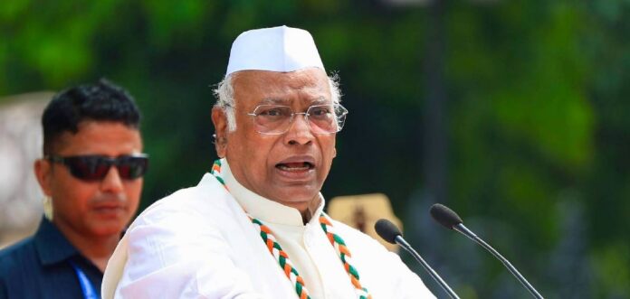 ഒഴിവുകൾ നികത്താതെ സംവരണ അട്ടിമറിക്കാനാണ് കേന്ദ്ര സർക്കാർ നീക്കം; രൂക്ഷ വിമർശനവുമായി മല്ലികാർജുൻ ഖർഗെ ഒഴിവുകൾ നികത്താതെ സംവരണ അട്ടിമറിക്കാനാണ് കേന്ദ്ര സർക്കാർ നീക്കം; രൂക്ഷ വിമർശനവുമായി മല്ലികാർജുൻ ഖർഗെ