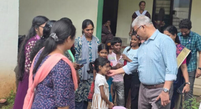 ജില്ലയിലെ ദുരിതാശ്വാസ ക്യാമ്പുകള് സന്ദര്ശിച്ച് പത്തനംതിട്ട ജില്ലാ കളക്ടര് ജില്ലയിലെ ദുരിതാശ്വാസ ക്യാമ്പുകള് സന്ദര്ശിച്ച് പത്തനംതിട്ട ജില്ലാ കളക്ടര്