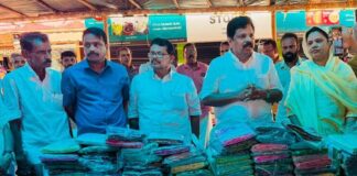 ഹരിതകർമ സേനാംഗങ്ങൾക്കും ശുചീകരണ തൊഴിലാളികൾക്കും ഓണക്കോടി സമ്മാനിച്ച് പ്രിയങ്ക ഗാന്ധി എംപി