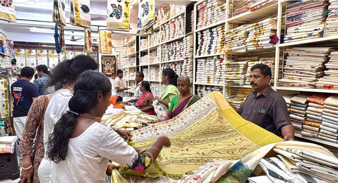 ഓണം ആഘോഷിക്കാൻ വസ്ത്രവിപണി : പ്രതീക്ഷിക്കുന്നത് 8,000 കോടി രൂപയുടെ വിൽപ്പന ഓണം ആഘോഷിക്കാൻ വസ്ത്രവിപണി : പ്രതീക്ഷിക്കുന്നത് 8,000 കോടി രൂപയുടെ വിൽപ്പന