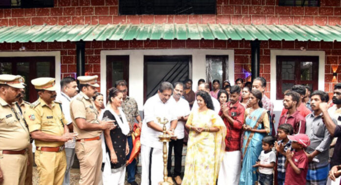 ആദിവാസികൾക്ക് ഓണവീടൊരുക്കി സുനിൽ ടീച്ചർ ആദിവാസികൾക്ക് ഓണവീടൊരുക്കി സുനിൽ ടീച്ചർ