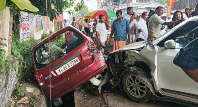 പന്തളത്ത് കാറുകള് തമ്മില് കൂട്ടിയിടിച്ചു : ഒരാള്ക്ക് പരിക്ക് പന്തളത്ത് കാറുകള് തമ്മില് കൂട്ടിയിടിച്ചു : ഒരാള്ക്ക് പരിക്ക്