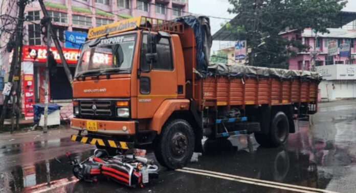 പന്തളത്ത് വാഹനാപകടത്തില് ബൈക്ക് യാത്രികന് പരിക്ക് പന്തളത്ത് വാഹനാപകടത്തില് ബൈക്ക് യാത്രികന് പരിക്ക്